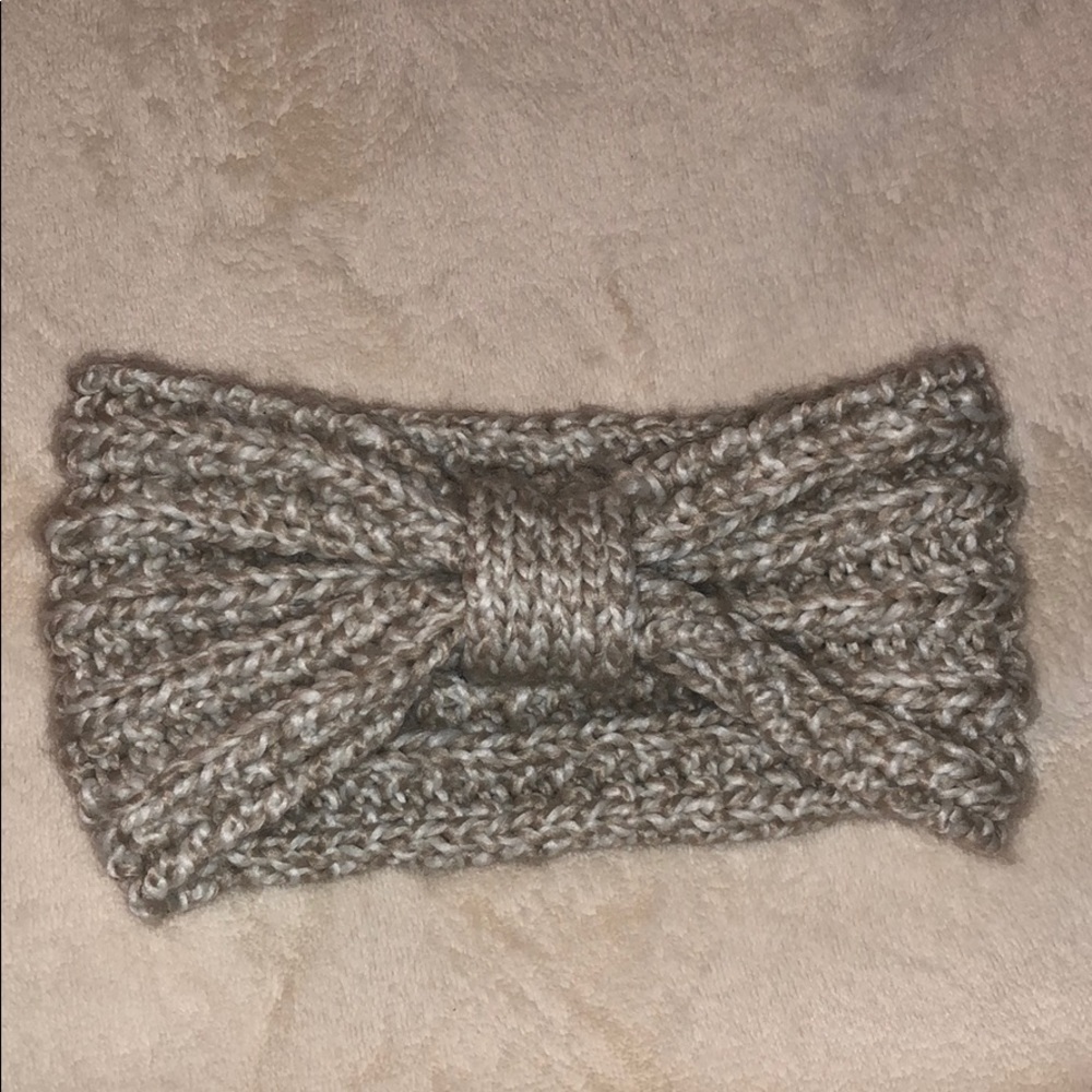 Cute head band that keeps your ears warm!